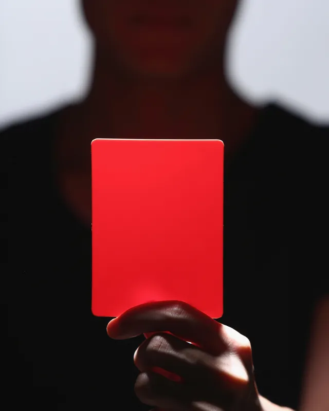 Rote Karte für Schwarzgeld